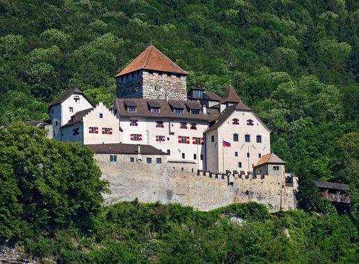 File:Schloss Vaduz (2009).jpg - Wikimedia Commons
