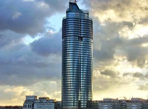 Ficheiro:Millennium Tower Vienna seen from across the Danube 2006-11-02  099.jpg - Wikipedia, a enciclopedia libre