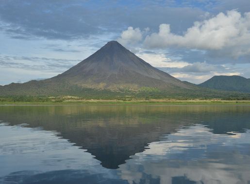 File:Volcán Arenal desde el lago Arenal.jpeg - Wikimedia Commons