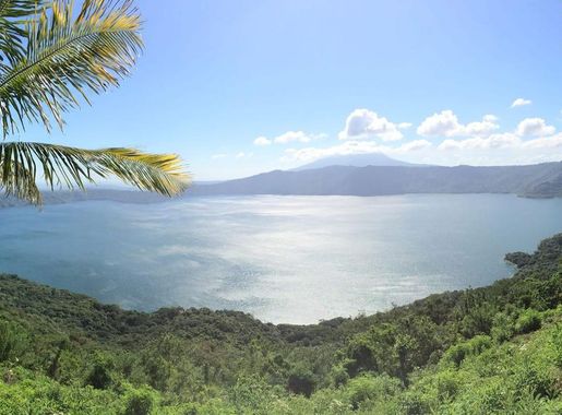 File:LagunaApoyo.jpg - Wikimedia Commons