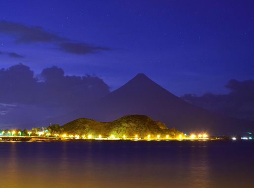 File:Kapuntukan Hill at Night.jpg - Wikimedia Commons