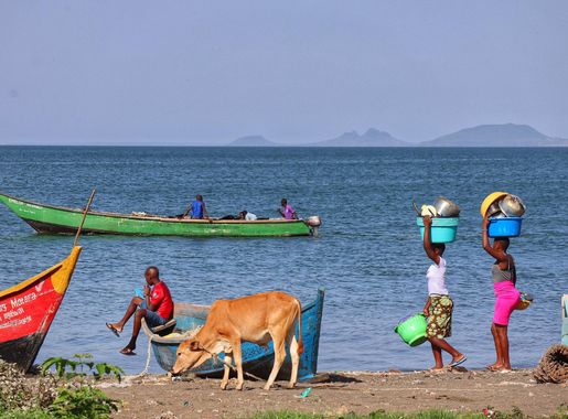 File:Lake Victoria, an open-air house.jpg - Wikimedia Commons
