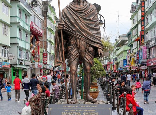 File:Statue of Mahatma Gandhi in Gangtok.jpg - Wikimedia Commons