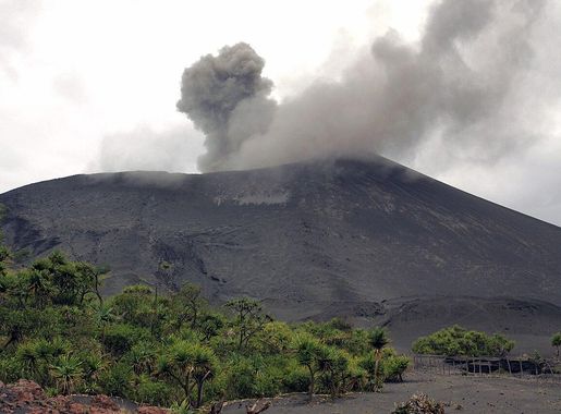 File:Mount Yasur eruption 2006, Tanna Island, Vanuatu, VAN 0516.jpg -  Wikimedia Commons