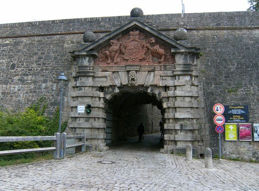File:Würzburg-festung-marienberg-inneres-höchberger-tor.JPG - Wikimedia  Commons