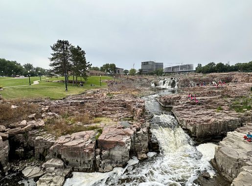 File:Falls Park, Sioux Falls, South Dakota.jpg - Wikimedia Commons