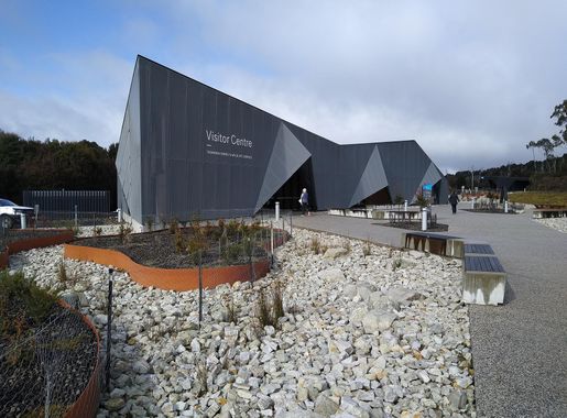 File:Cradle Mountain Visitor Centre.jpg - Wikimedia Commons