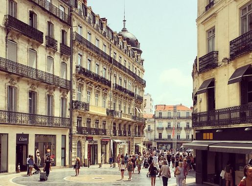 File:Montpellier, rue de la Loge (28407166776).jpg - Wikimedia Commons