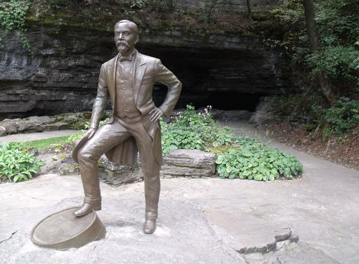File:Jack Daniel statue.JPG - Wikimedia Commons