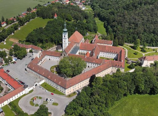 File:Heiligenkreuz - Stift, Luftaufnahme.JPG - Wikimedia Commons