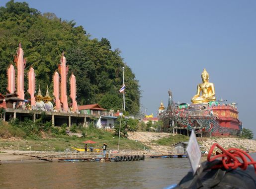 File:Golden Triangle-Phra Chiang Saen Si Phaendin-02-gje.jpg - Wikimedia  Commons