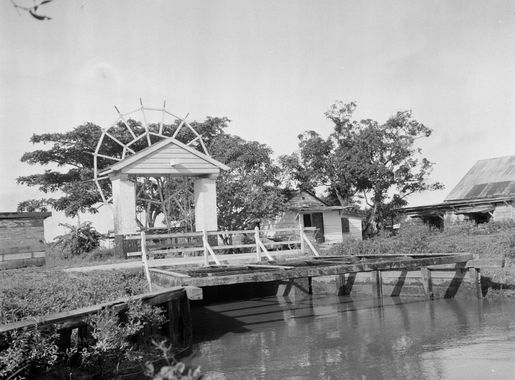 File:Sluis op de plantage Mariënburg in het Commewijnegebied in Suriname,  Bestanddeelnr 252-6513.jpg - Wikimedia Commons