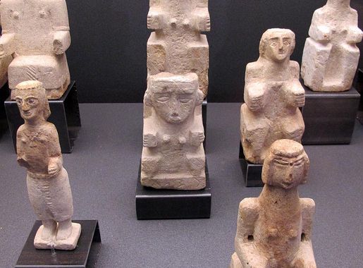 Archivo:Antico yemen, al-jawf, statuette di donne sedute, III-I sec. ac.  03.JPG - Wikipedia, la enciclopedia libre