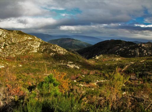 File:Vale Glaciar do Rio Zêzere - Serra da Estrela.jpg - Wikimedia Commons