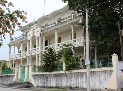 File:Presbytère Cathédrale de Notre Dame de l'Assomption Les Cayes, Haiti.jpg  - Wikimedia Commons