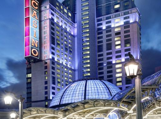 File:Niagara Fallsview Casino Resort Exterior Front.jpg - Wikimedia Commons