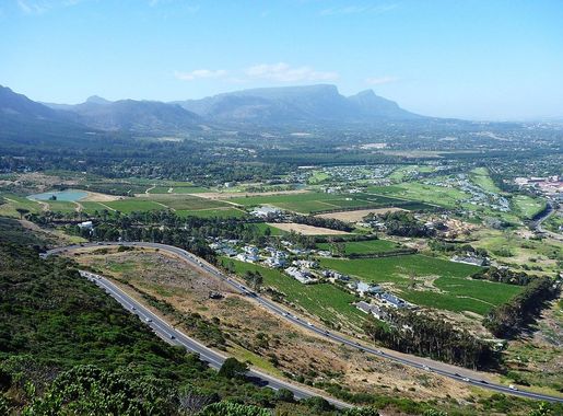 File:Ou Kaapse Weg. View of Steenberg wine farm, Pollsmoor Prison, US  Consulate, Constantia and the back of Table Mountain. - panoramio.jpg -  Wikimedia Commons