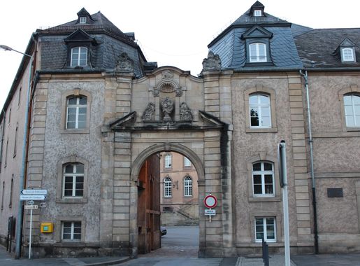 Fichier:Entrance portal former Echternach abbey 01.JPG – Wikipedia