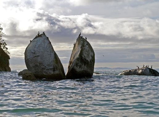 File:Split Apple Rock Abel Tasman National Park New Zealand edit.jpg -  Wikimedia Commons
