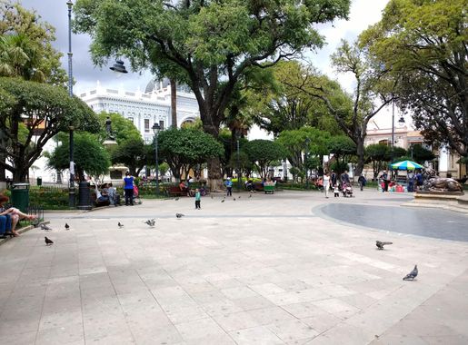 File:Plaza 25 de Mayo (Sucre) 2.jpg - Wikimedia Commons