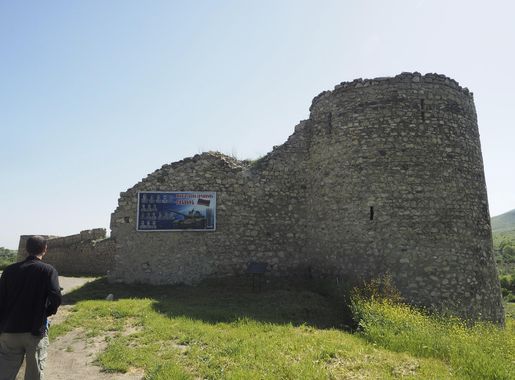File:On the road north of Stepanakert, Askeran fortress (28211128001).jpg -  Wikimedia Commons