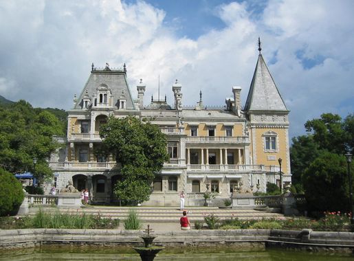 File:Massandra Palace, Massandra, Crimea.jpg - Wikimedia Commons