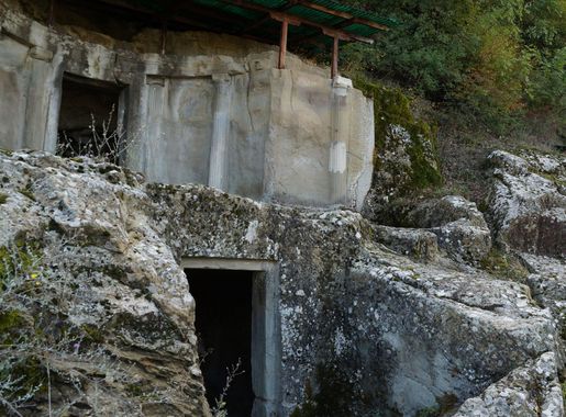 File:Selca e Poshtme Tomb3.jpg - Wikimedia Commons