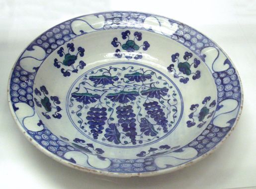 File:Stone paste dish Iznik Turkey 1550 1570.JPG - Wikipedia