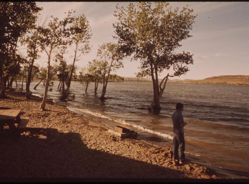 File:OVERFLOWING LAHONTAN RESERVOIR. LAHONTAN WAS BUILT TO STORE TRUCKEE  RIVER WATERS. TOO MUCH WATER HAS BEEN DIVERTED... - NARA - 553082.jpg -  Wikimedia Commons