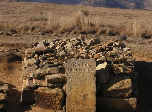 File:Grave of King Moshoeshoe I.jpg - Wikimedia Commons