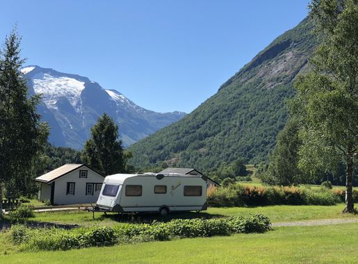 Ilmaisia Kuvia : Norja, vuoristoinen landforms, vuori, vuorijono, ylämaan,  hill station, Alpit, luonnonmaisemaa, erämaa, kuljetus, puu, ajoneuvo,  laakso, rv, putosi, maaseutu, ruoho, talo, kansallispuisto, maisema, loma,  matkailu, mäki, massif, Mount ...