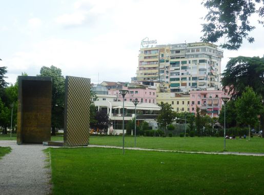 File:Rinia Park, Tirana (2).jpg - Wikimedia Commons