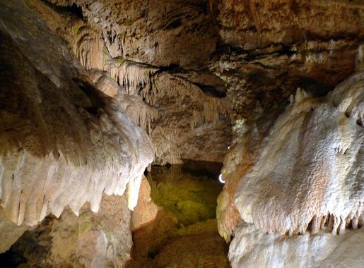 File:Bielanska jeskyne vnitrek.JPG - Wikimedia Commons