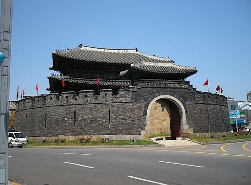 File:Paldalmun hwaseong suwon.JPG - Wikimedia Commons