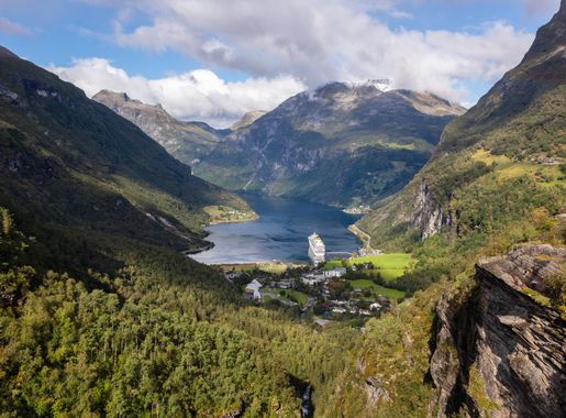 File:Fiordo de Geiranger desde Flydalsjuvet, Noruega, 2019-09-07, DD 59.jpg  - Wikimedia Commons