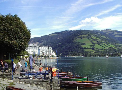 File:ZellAmSee UferPromenade GrandHotel.JPG - Wikimedia Commons