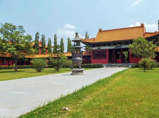 File:Zhong Hua Chinese Buddhist Monastery, Lumbini, Nepal.jpg - Wikimedia  Commons
