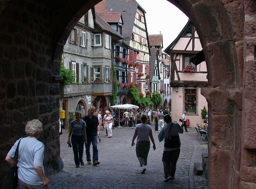 File:Riquewihr rue principale.JPG - Wikimedia Commons
