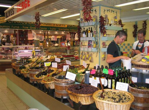 Fichier:Étal d'olives aux halles d'Avignon.jpg — Wikipédia