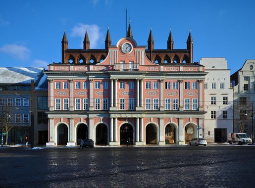 File:Rostocker Rathaus.jpg - Wikimedia Commons