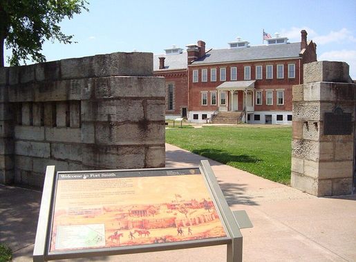 File:Fort Smith National Historic Site wayside in Fort Smith, Arkansas  (c8f1bfea-585a-4eb6-b33f-15ad2f6dd4c3).JPG - Wikimedia Commons