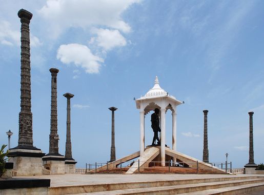 File:GandhiStatuePondicherry.jpg - Wikimedia Commons