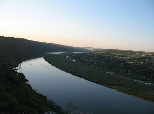 File:Dniester river near Ţipova.jpg - Wikimedia Commons