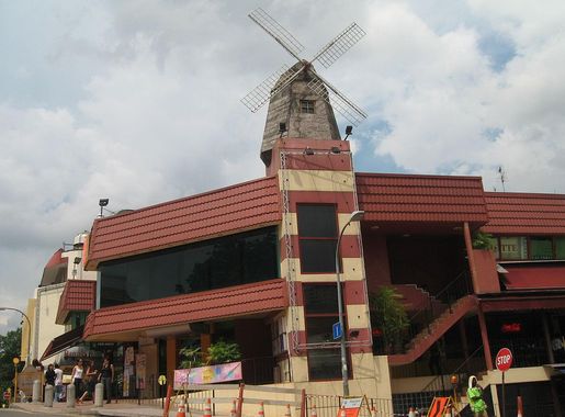 File:Holland V Shopping Mall.JPG - Wikimedia Commons