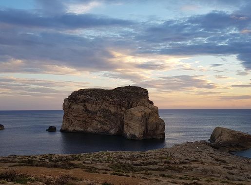 File:Fungus Rock, Dwejra (Gozo).jpg - Wikimedia Commons