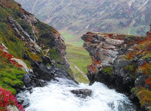 File:Ratti Gali Lake Falls.jpg - Wikimedia Commons