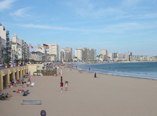 File:Plage et immeubles aux Sables d'Olonne.jpg - Wikimedia Commons