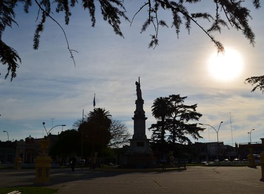 File:Plaza Asamblea, Estatua de la Libertad - Florida - Florida Uruguay.JPG  - Wikimedia Commons