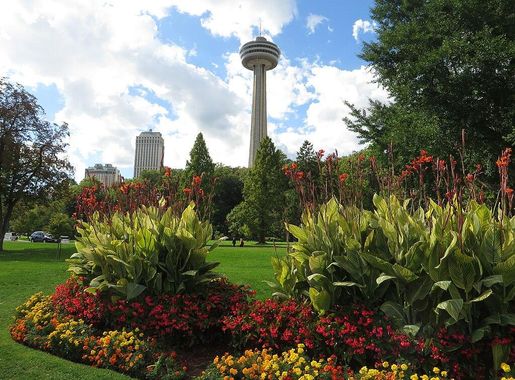 File:Skylon Tower, Niagara Falls, Ontario (29691459010).jpg - Wikimedia  Commons
