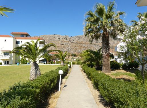 Kostenlose foto : Baum, Sonne, Villa, Blume, Stadt, Gehweg, Ferien, Dorf,  Urlaub, Eigentum, Garten, Tourismus, Erholungsort, Immobilien, Palmen,  Grundeigentum, Rhodes, Hotelanlage, Wohngebiet, Arecales 2560x1920 - -  591314 - Kostenlose bilder - PxHere